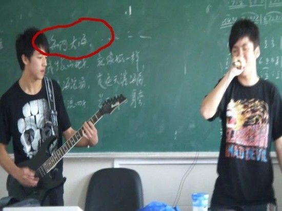 Cư dân mạng còn phát hiện ra, Ngụy Châu từng lên báo từ thời cách đây vài năm. Năm 2011, tham gia BudRocks dành cho các ban nhạc học sinh.