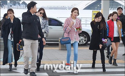 Sáng 29/1, nhóm nữ SNSD đổ bộ tới sân bay quốc tế Incheon để đáp chuyến bay đến Thái Lan. 8 cô gái sẽ tổ chức concert Phantasia vào ngày 30 và 31/1 tới tại sân vận động Impact ở Bangkok.