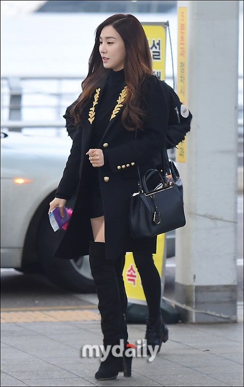 Sự xuất hiện của SNSD gây chú ý với cánh ký giả, nổi bật là thành viên Tiffany bởi cô vừa vướng vào nghi vấn hẹn hò rapper Gray. Theo báo giới Hàn đưa tin, 2 ca sĩ đã cặp kè được 3 tháng. Trước đó, Tiffany từng có mối tình với Nichkhun - thành viên nhóm 2PM.