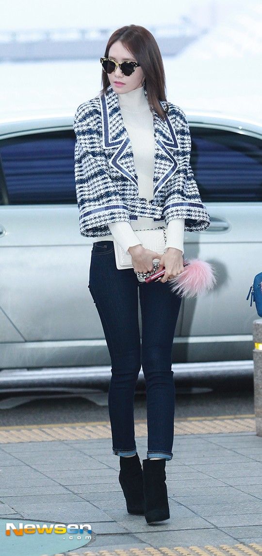 Cách đây vài ngày, Yoona bị vướng tin đồn chỉnh sửa đôi chân cong. Nhưng trong loạt ảnh sân bay mới nhất cho thấy, nữ ca sĩ được “giải oan” khi diện skinny jeans, để lộ đôi chân kém thẳng.