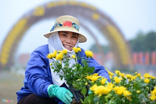 "Các chị em công nhân bận rộn hoàn tất các công đoạn kể từ nay đến cận Tết để cắm và trang trí hoa. Chị Nguyễn Thị Hương, nhân viên công ty kiến trúc môi trường An Phú chia sẻ: "Hà Nội mình năm nay đẹp lắm".