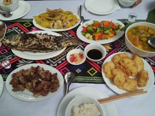 Một bữa cơm gồm nhiều món đặc sản của Hòa Bình.
