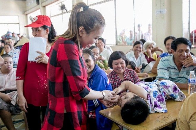 Mỹ Tâm tất bật đi trao quà từ thiện sau chuyến lưu diễn