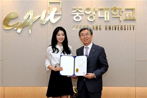 Trong quá trình theo học, Park Shin Hye là đại sứ hình ảnh cho trường Chung-Ang.