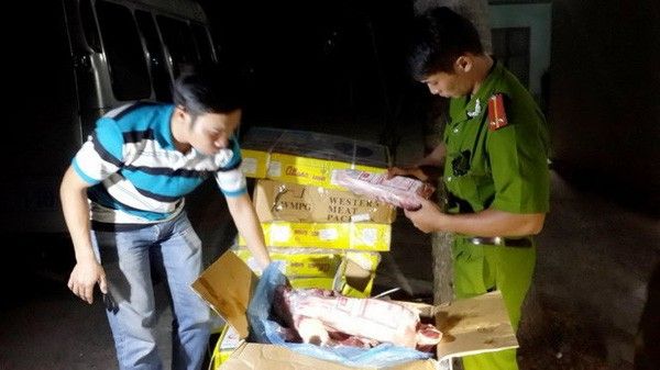 PC49 Công an tỉnh Bình Thuận phá đường dây thịt trâu Ấn Độ giả thịt bò trong ngày cận tết để cảnh báo cho người tiêu dùng biết - Ảnh: NG.NAM