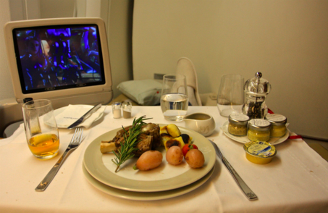 Đây là bữa ăn sang trọng được chế biến dành riêng cho khách hạng thương gia của Air France. Cách trang trí thức ăn cũng rất chuyên nghiệp và tinh tế. 