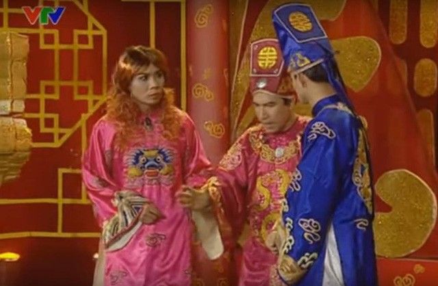 Mái tóc của cô Đẩu được tạo kiểu khá kỳ công, lạ mắt, thế nhưng trang phục của cô Đẩu và Nam Tào vẫn giống y nguyên năm trước