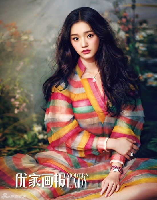 Lâm Duẫn sinh năm 1996 từng xuất hiện trên truyền hình khi mới 18 tuổi và được đánh giá có gương mặt đẹp na ná Thư Kỳ, cực giống Đại S. Không ngờ, chỉ một năm sau, nhờ được Châu Tinh Trì mới đóng chính trong Mỹ nhân ngư, Lâm Duẫn trở thành cái tên được o bế. Ở tuổi 20, cô đã có chỗ đứng riêng. 