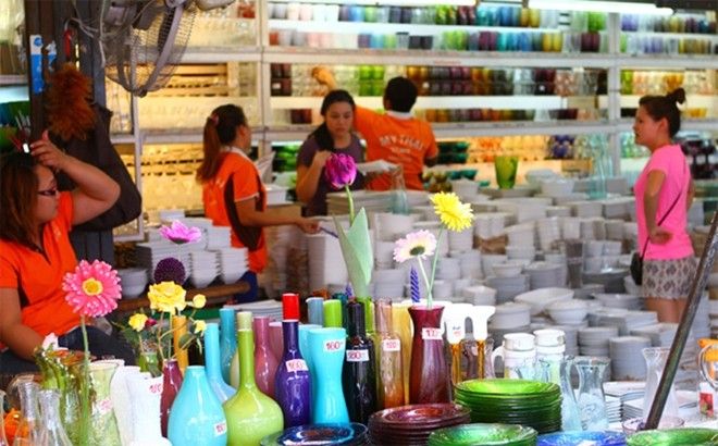 Khu vực bán đồ gốm.