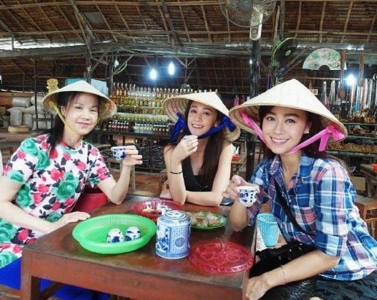 Lần đến Việt Nam này, cô đi cùng chị gái và bạn bè. Họ thích thú khi thử các món ăn Việt Nam.