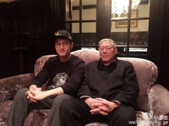 Hồ Ca bên cha trong ngày sinh nhật ông.