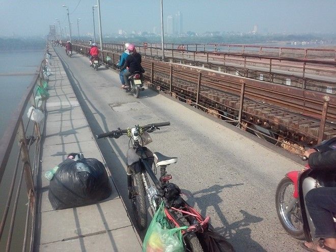 Trong gần 3 giờ đồng hồ, Hoàng Anh đã thu gom hết túi nilon treo trên thành cầu Long Biên.