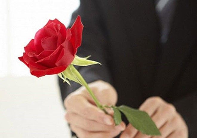 Người vợ bị gãy xương sườn sau khi nhận bó hoa hồng đầu tiên từ chồng.