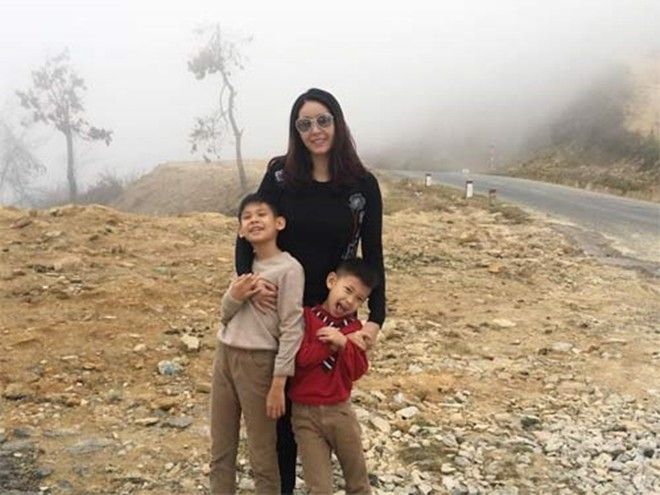 Hoa hậu và hai con trai thích thú với lần đầu được chạm mây trên đỉnh đèo Fa Đin.