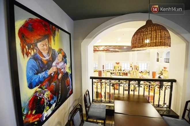 Không gian sáng rực ánh đèn, sang trọng và ấm áp của nhà hàng Vân Sam ở ga đi hấp dẫn du khách tạm quên màn sương se lạnh ngoài trời để tìm một chỗ ngồi thư giãn. Du khách ấn tượng mạnh nhờ các chi tiết nội thất mang đậm chất Tây Bắc do kiến trúc sư Bill Bensley dày công nghiên cứu.