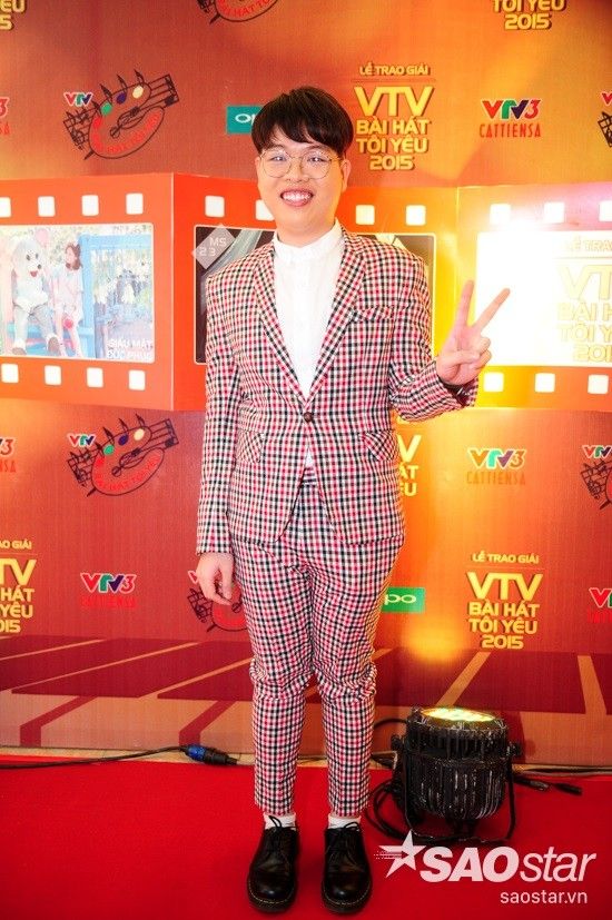 Trong Khi Đức Phúc idol lại chọn cho mình bộ suit caro đỏ.