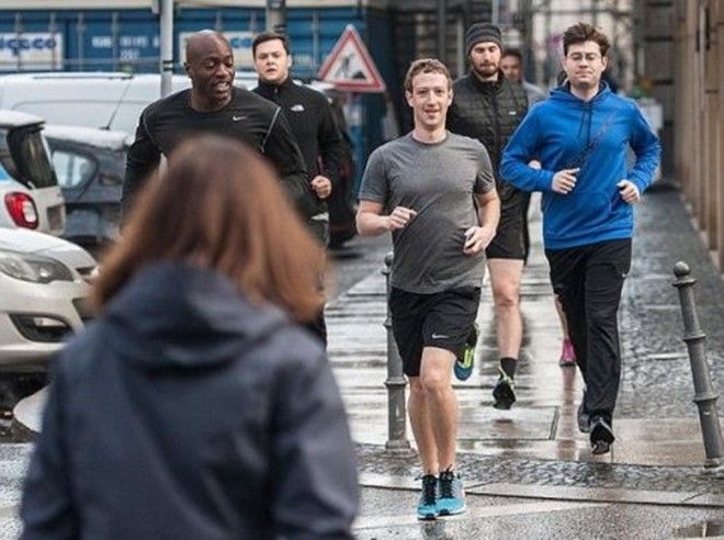 Mark Zuckerberg chạy bộ trên đường ở Berlin sau lời doạ giết từ IS. Ảnh: Daily Mail