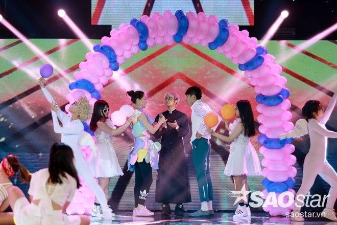 Tiết mục của Maya tràn ngập sắc màu với những giai điệu vui tươi của hai ca khúc Shine your light - Sau tất cả.