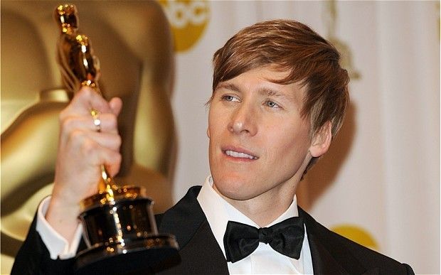 Biên kịch Dustin Lance Black đoạt Oscar cho kịch bản phim Milk.