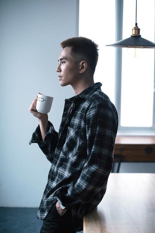 Will chia sẻ: "Trong ngày valentine, ngoài những câu chuyện hạnh phúc của những cặp đôi thì vẫn có nhiều người cô đơn và trái tim đau khổ vì chuyện tình tan vỡ, với họ ngày 14/2 là một valentine buồn. Đây là ca khúc được viết không phải từ phía người đau mà từ phía người nói lời chia tay và 'Ôm nhau lần cuối' như lời từ biệt".