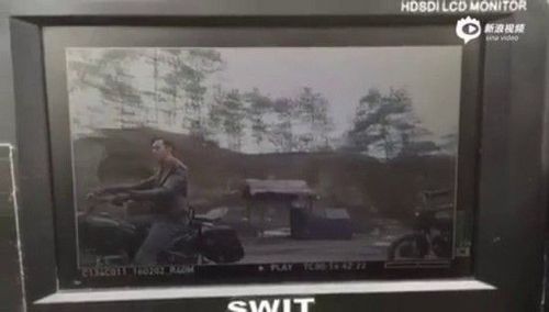 Hình ảnh cắt từ clip cho thấy một chiếc xe mô tô đã đâm thẳng vào Trần Vỹ Đình.