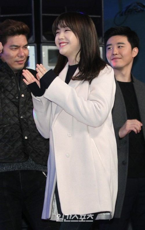 Cắt tóc mái khiến Minah trông bụ bẫm hơn. Khi nhìn nghiêng, kiều nữ Kpop cũng lộ phần mỡ dưới cằm.