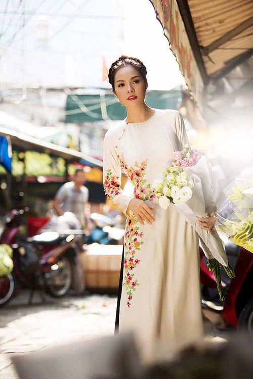 Áo dài thể hiện sự đoan trang, khiêm nhường, kín đáo của người thiếu nữ Việt Nam. Đó cũng chính là ấn tượng ban đầu của mỗi người khi có dịp tiếp xúc với Dương Cẩm Lynh - nữ hoa đán màn ảnh nhỏ, người đẹp “chuyên trị” những vai diễn xưa.