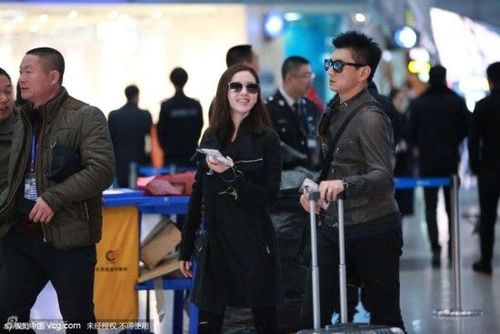 Ngô Kỳ Long và Lưu Thi Thi vào ngày đầu xuân bị bắt gặp tại sân bay thủ đô Bắc Kinh đáp chuyến đến Đài Loan. Cô ăn tết tại quê chồng. Đây cũng là lần thứ hai nữ diễn viên đón tết với gia đình Ngô Kỳ Long