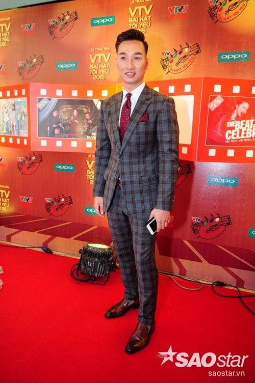 MC Thành Trung trong The Remix lại rất ra dáng quý ông khi diện bộ suit kẻ màu xám kết hợp cùng cravat đỏ rượu.