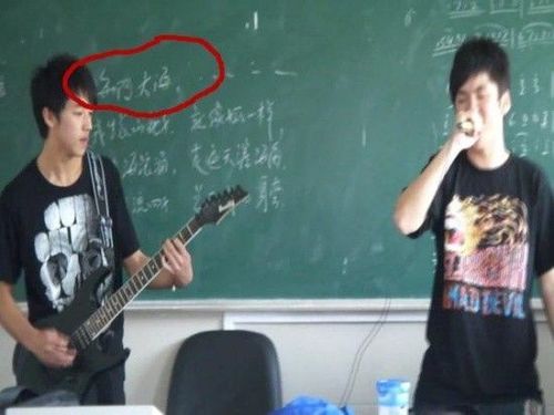 Cư dân mạng còn phát hiện ra, Ngụy Châu từng lên báo từ thời cách đây vài năm. Năm 2011, tham gia BudRocks dành cho các ban nhạc học sinh.