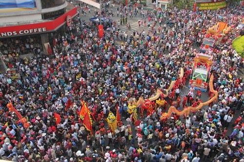 Hình ảnh đông đúc tại lễ rước kiệu Bà Rằm tháng Giêng 2016.