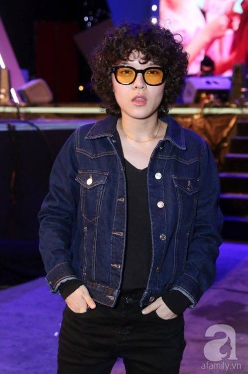 Hay là hot trend kính tròng cam cũng rất ngầu.