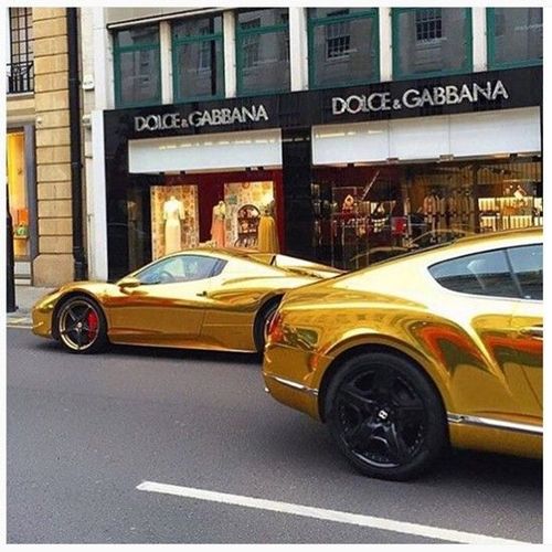 Mua sắm thì phải đến Dolce & Gabbana.