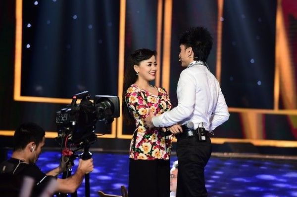 HLV Đan Trường: “Những cái em chia câu em hát hơi nặng nề tí xíu và chưa được mượt lắm nên anh muốn Quyên về với đội của anh để anh hoàn chỉnh hơn cho em". Cô nàng quyết định về đội Đan Trường.