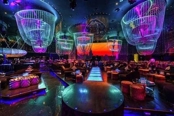 Cavalli, Dubai. Hộp đêm Cavalli nằm trong Fairmont Tower và trải rộng trên khắp ba tầng một cách ấn tượng. Cavalli được xem như câu lạc bộ tốt nhất ở Dubai, do nhà thiết kế lừng danh Robert Cavalli điều hành. Ngoài việc khảm 356.000 viên kim cương Swarovski cùng những chai rượu đắt tiền, đây còn là nơi trình diễn những thiết kế thời trang cao cấp của Cavalli. Vì thế, không có gì ngạc nhiên khi rất nhiều DJ tên tuổi đều mơ ước được làm việc tại đây. Ảnh: 500px.