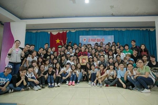 Mỹ Tâm và fanclub của cô trong chuyến đến thăm và tặng quà cho bà con nghèo khuyết tật tại Huyện Châu Thành, tỉnh Tiền Giang.