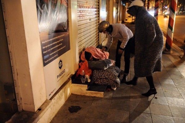 "Nữ hoàng giải trí" mặc chiếc áo khoác dày ấm áo đi trao quà và phát lì xì cho các em nhỏ, những người vô gia cư.