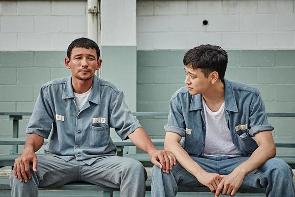 2 tài tử Hwang Jung Min và Kang Dong Won làm bạn tù trong bộ phim điện ảnh vừa ra mắt A Violent Prosecutor. Nhân vật của Hwang Jung Min là công tố viên nóng tính, bị vào tù sau cái chết của một nghi phạm trong vụ án anh điều tra. Còn Kang Dong Won thủ vai tên lừa đảo điển trai. Họ gặp gỡ trong tù và cùng lên kế hoạch giúp đỡ nhau.