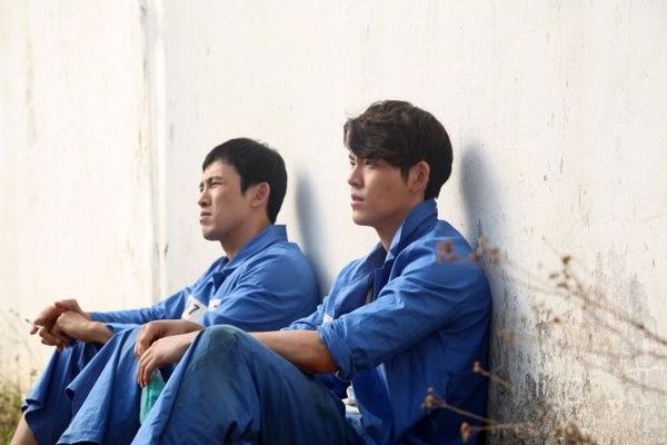 Bỏ lại vai diễn công tử nhà giàu của Người thừa kế, trong bộ phim điện ảnh Friends 2, Kim Woo Bin vào vai chàng trai Choi Sung Hoon có tuổi thơ cơ cực, bị bố dượng đánh đập. Khi trưởng thành, Sung Hoon sớm tham gia vào băng đảng xã hội đen và từng trải qua thời gian ngồi tù.