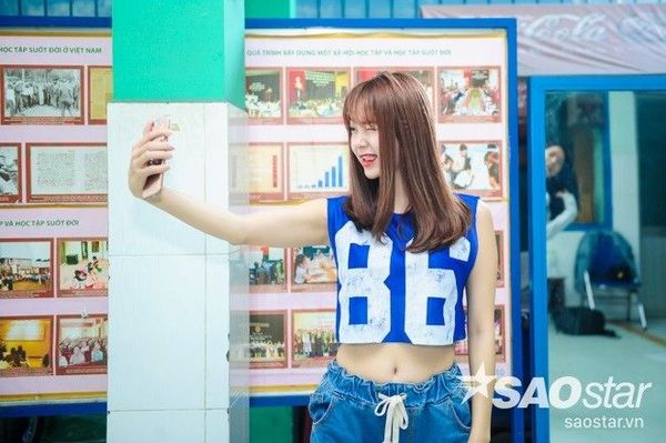 …và tranh thủ chụp ảnh tự sướng để cập nhật hoạt động của mình đến các fan thông qua mạng xã hội.