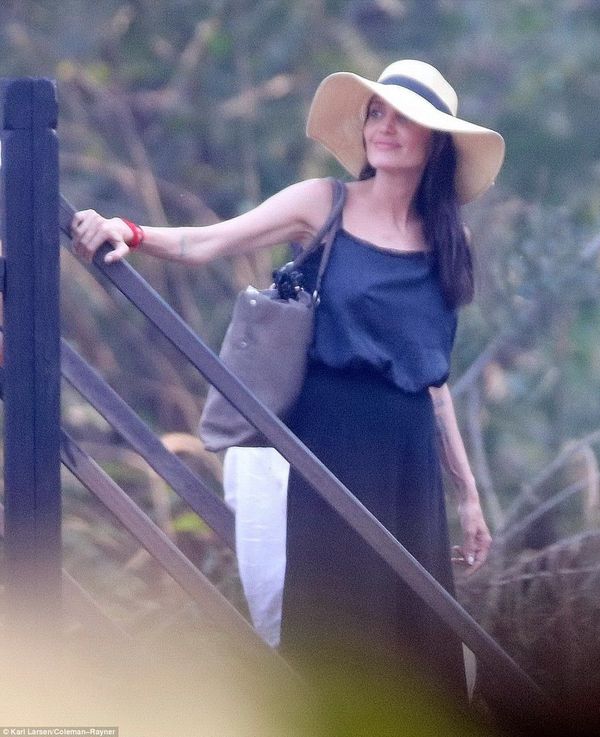 Angelina Jolie được trông thấy ở phim trường hôm 7/2 ở Campuchia.