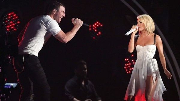 Sam Hunt (trái) và Carrie Underwood