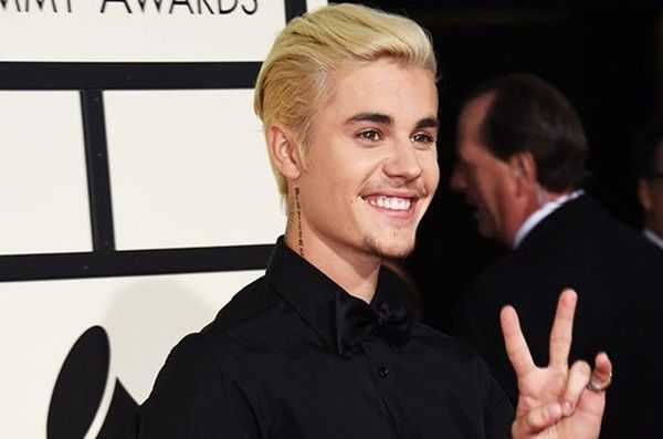 Justin trên thảm đỏ Grammy.