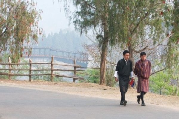 Người dân Bhutan mặc trang phục truyền thống hàng ngày nên khi đến thăm quan những nơi trang nghiêm du khách cũng nên ăn mặc kín đáo như người bản địa. (Ảnh: Roughguides)