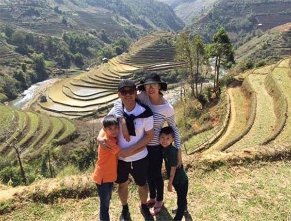 Điểm đến đầu tiên của gia đình Hà Kiều Anh là ruộng bậc thang Mù Cang Chải. Cô cho biết, đây là ruộng bậc thang đẹp nhất vì có hai con suối lớn bao quanh.