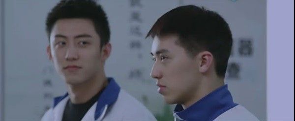 Do phải kiểm tra cả phần hạ bộ nên Cố Hải dù đã khám xong nhưng vẫn khăng khăng ở lại, chờ đến lượt Bạch Lạc Nhân để soi “hàng” của anh.