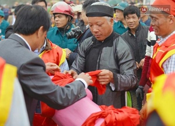 Ông Hoàng Văn Páo, Ban tổ chức lễ hội năm nay cho biết: "Đây là phần rước được phục dựng từ năm 2013, để chuẩn bị cho lễ hội gần 400 hộ dân trong xã đã phải chuẩn bị từ tháng 11 âm".