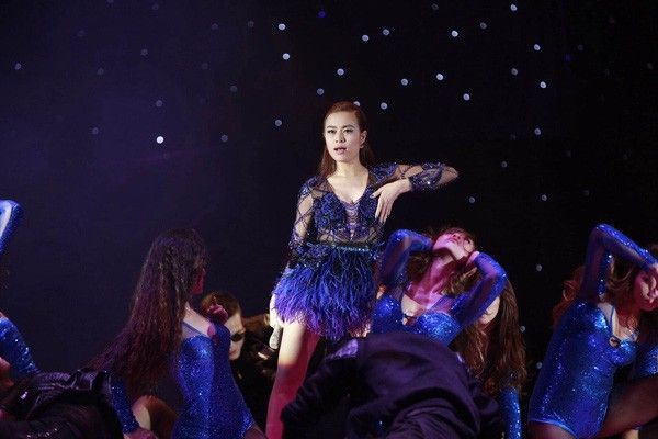 Sự xuất hiện của Hoàng Thùy Linh trong phần đầu của phim thực ra là một đoạn clip được cắt từ event Đêm hội chân dài năm trước.