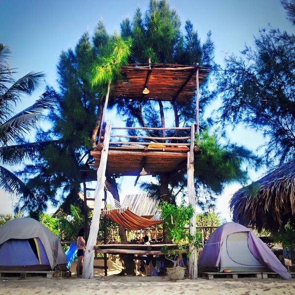 khu nghỉ dưỡng Coco Beach có rất nhiều công trình nhưng đa phần đều làm từ gỗ, tre và các vật liệu thiên nhiên, trừ duy nhất một villa hướng biển.