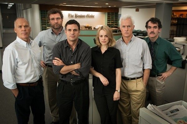 Spotlight theo chân câu chuyện có thật kể về hóm phóng viên tờ Boston Globe quyết điều tra tới cùng chuyện vụ án các linh mục lạm dụng tình tục đối với trẻ em vào cuối năm 2001 - đầu năm 2002.
